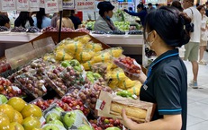 Tiểu thương lý giải mận hậu chưa vào vụ cao điểm nhưng giá siêu rẻ, chỉ từ vài nghìn đồng/kg