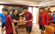 Chủ tịch Trần Quốc Tuấn và HLV Roland căn dặn đội U17 Việt Nam trước trận tứ kết