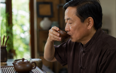 Caffeine trong trà có làm tăng nguy cơ loãng xương?