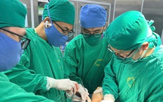 Cánh tay đứt lìa ‘hồi sinh’ sau 6 giờ nghẹt thở trên bàn mổ