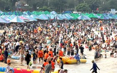 Biển Đồ Sơn chật kín du khách về nghỉ lễ