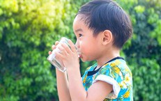 Cách bổ sung nước và điện giải an toàn cho học sinh khi thời tiết nắng nóng kéo dài