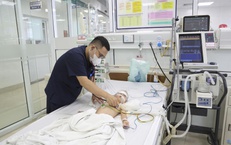 Nhiễm 5 tác nhân hô hấp sau sặc nước, bé 2 tuổi suýt mất mạng