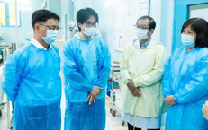 Lãnh đạo TPHCM cùng ca sĩ Hà Anh Tuấn thăm bé gái mồ côi mẹ hồi phục sau ca ghép gan