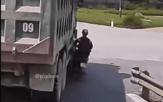Video xe tải chuyển hướng ẩu, người đi xe máy thoát chết gang tấc