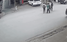 Video nam sinh viên gặp nạn vì lỗi nhiều người đi bộ vẫn mắc khi sang đường
