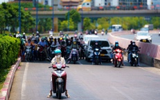 Dừng xe giữa đường để tránh nắng khi chờ đèn đỏ có thể bị xử phạt
