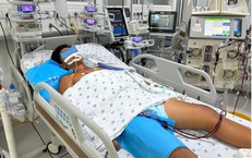 Đá bóng dưới trời nắng, bé trai sốc nhiệt biến chứng huỷ cơ, suy đa cơ quan