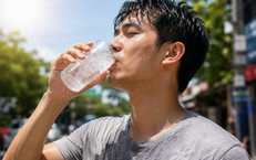Nắng nóng 40 độ, uống nước đá liên tục có thực sự giúp giải nhiệt?
