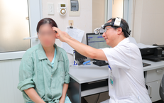 Người phụ nữ nghe kém suốt 2 năm, nguy cơ điếc nặng, bác sĩ phát hiện bị xốp xơ tai