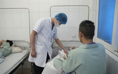 Người đàn ông mất nửa bàn chân do cưa bình khí bất ngờ phát nổ