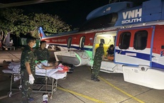 Trực thăng của Binh đoàn 18 đưa hai bệnh nhân từ Trường Sa vào đất liền điều trị