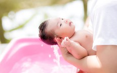 Những lưu ý quan trọng khi tắm cho trẻ nhỏ cha mẹ cần biết