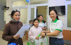 Vùng 4 Hải quân khám bệnh, cấp thuốc và tặng quà cho 800 con em cán bộ, chiến sĩ