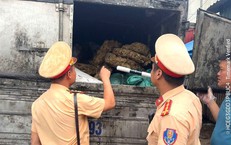 Tài xế ô tô mua hơn 2 tấn tóp mỡ bốc mùi mang đi tiêu thụ