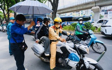 Nữ sinh đi xe chuyên dụng của CSGT kịp đến phòng thi vào lớp 10