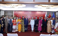 Tổng Bí thư, Chủ tịch nước và Phu nhân gặp gỡ cộng đồng người Việt Nam tại Philippines
