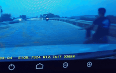 Clip học sinh lớp 9 đánh võng trước đầu ô tô khiến nhiều người thót tim