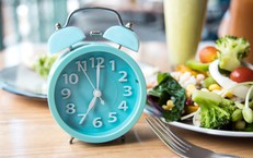 Nhịn ăn gián đoạn có phù hợp với phụ nữ tiền mãn kinh?