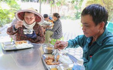 Giá thực phẩm tăng, quán cơm 2.000 đồng vẫn 'giữ lửa' vì người nghèo