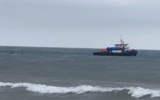 Dông lốc đánh chìm thuyền trên biển, 2 ngư dân thoát nạn