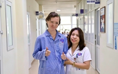 Từ nguy cơ liệt nửa cơ thể, nữ bệnh nhân người Nga tự đi lại sau ca mổ u não tại Việt Nam