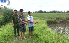 Hai gã đàn ông bắt trộm nghé mang ra đồng giết lấy thịt mang về cất vào tủ