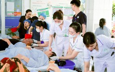 Hơn 400 người bệnh được cắt tóc, gội đầu miễn phí tại bệnh viện