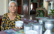 Chuyện gia đình ba thế hệ 'giữ lửa' nghề chạm bạc ở làng gốm Bàu Trúc