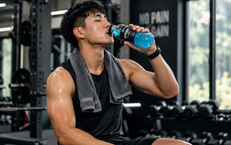 Tập luyện ngày hè: Khi nào nên dùng đồ uống thể thao thay vì nước lọc?