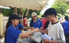 Ấm lòng những suất cơm tiếp sức sĩ tử vượt vũ môn