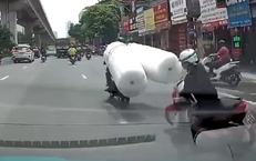 Thót tim xe máy chở hàng cồng kềnh khiến người phụ nữ ngã vào gầm ô tô