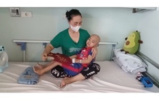 'Cả đời tôi chỉ biết đầu tắt mặt tối, giờ 2 con bệnh nặng không biết lấy gì cứu con'
