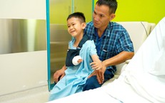 Cậu bé hát dân ca trong phòng mổ và hành trình hơn 10 năm đi tìm đôi tay lành lặn