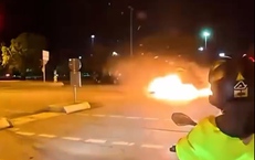 Ô tô lao như bay, phát nổ văng xa hàng trăm mét khi đâm vào xe khác