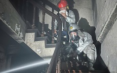 Cháy nhà dân lúc 4h sáng ở Hà Nội, cảnh sát lao vào giải cứu 2 người mắc kẹt