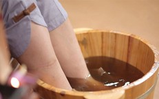 Tác dụng khi ngâm chân nước muối gừng 15 phút mỗi tối