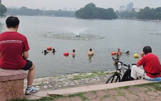 Hà Nội: Bãi xe Công viên Thống Nhất phình to, hồ cấm vẫn có người bơi
