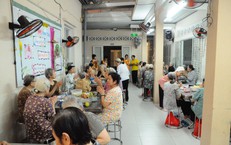 Hơn 250 kỳ 'Thêm 1 bữa no - Thêm 1 nụ cười': Hành trình sẻ chia của Quỹ Vầng Trăng Khuyết với người già neo đơn, trẻ mồ côi