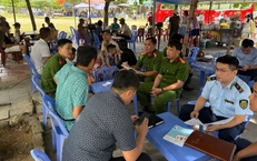 Triệu tập 2 phụ nữ thu tiền ‘mở hàng’ của du khách tại Sầm Sơn