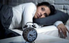 Vì sao phụ nữ tiền mãn kinh dễ bị mất ngủ? Làm gì để cải thiện tình trạng này?