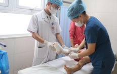 Cột tường đổ, kính vỡ... và những ca tai nạn rùng mình của trẻ nhỏ trong mùa hè