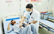 2 giờ ‘vô hiệu hóa’ đầu vòi xịt vệ sinh cắm sâu trong trực tràng nam bệnh nhân 