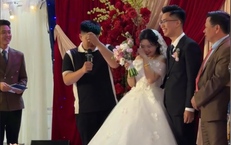 Chị gái lấy chồng, em trai khóc như mưa nói lời ‘tận đáy lòng’ khiến hội trường cười nghiêng ngả