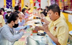 Giá vàng sáng 25/6 tiếp tục lao dốc, người mua tranh thủ 'bắt đáy'