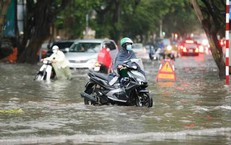 Cảnh báo dông lốc mạnh ở miền Bắc, nắng nóng ở miền Trung vẫn kéo dài