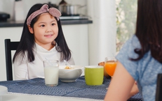 Cho trẻ nhỏ uống chung trà, cà phê: Thói quen nuông chiều tai hại