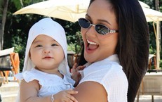 H'Hen Niê nhìn con gái lớn lên từng ngày: 'Em bé sơ sinh nay đã thành bà cụ non'