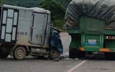 Đâm vào xe đầu kéo dừng bên đường, hai vợ chồng thương vong