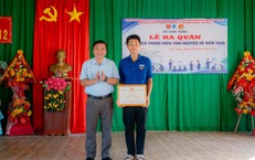 Khen thưởng nam sinh lao xuống biển cứu bé gái bị sóng cuốn